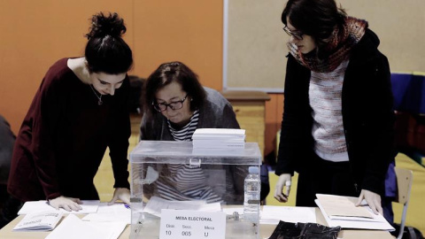 Varias personas se disponen a constituir una de las mesas de votación en la Escola Pere IV de la ciudad condal , más de cinco millones y medio de catalanes están llamados a las urnas en esta jornada de elecciones autonómicas.EFE/Juan Carlos