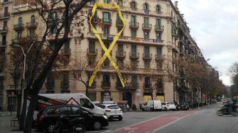 Lazo amarillo en la fachada de un edificio de la calle Mallorca de Barcelona./ @bcadilla