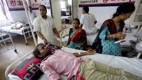 Varias personas son atendidas tras sufrir deshidratación como consecuencia de la ola de calor que afecta el sureste de la India, en el hospital Jai Prakash Narayan en Bhopal, India. EFE/SANJEEV GUPTA