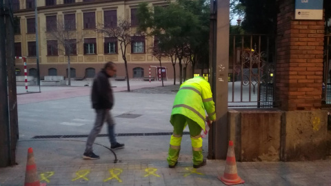 Operarios de limpieza borran las pintadas en la escuela Ramón Llull de Barcelona./ @bcadilla