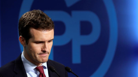 El vicesecretario general de comunicación del Partido Popular, Pablo Casado, antes de su comparecencia ante los medios de comunicación para valorar los resultados en las elecciones de Cataluña, esta noche en la sede de los populares en Madr