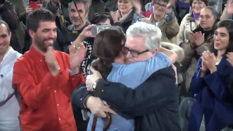 Manuel Monereo se abraza con Pablo Iglesias durante el mitin de Podemos en la Caja Mágica de Madrid