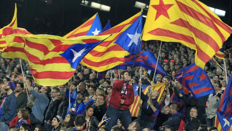 Aficionados muestran banderas esteladas en el minuto 17:14 del partido entre Barcelona y Eibar el pasado 25 de octubre. /EFE