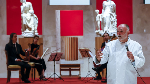 El chef José Andrés se dirige a los acompañantes de los jefes de Estado y de Gobierno que participan en la cumbre de la OTAN, durante la cena ofrecida por el presidente del Gobierno español, Pedro Sánchez, en el Museo del Prado. EFE/Ballest