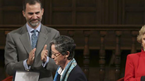 Felipe VI entrega el VI Premio Derechos Humanos Rey de España a la superiora general de las Adoratrices, Teresa Valenzuela. EFE