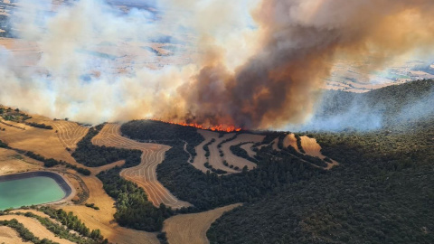 Imatge aèria d'un foc de vegetació agrícola a Artesa de Segre.