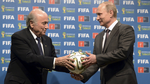 Imagen de archivo del presidente de la FIFA, Joseph Blatter, y del presidente ruso, Vladimir Putin, en 2014./ REUTERS