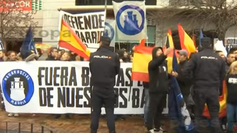 Ultras del Hogar Social Madrid en la protesta racista en el barrio de Tetúan. / EUROPA PRESS