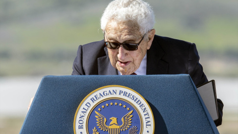 El diplomático estadounidense Henry Kissinger comparece durante un acto público en febrero de 2023.