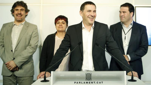 El secretario general de Sortu, Arnaldo Otegi (2d), junto a los dirigentes abertzales Pello Urizar (i) , Marian Beitialarrangoitia (2d) , y Jon Iñárritu (d) durante la rueda de prensa que ofreció tras mantener reuniones diversas con diputad