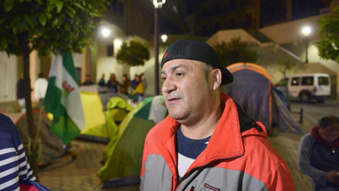 El concejal de Jaén en Común (JeC), Andrés Bódalo, espera su detención acampado en la Plaza Portillo de San Jerónimo, para entrar en prisión arropado por miembros del Sindicato Andaluz de los Trabajadores (SAT) y de Podemos../ JOSÉ MANUE PE