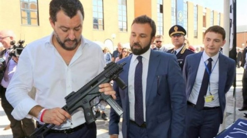 Matteo Salvini con una ametralladora. Europa Press