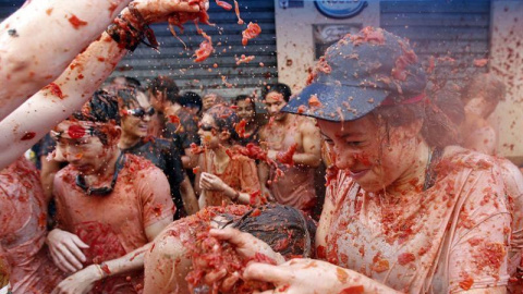 Varios jóvenes participan en la Tomatina de Buñol - EFE