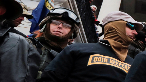 Miembros de la milicia Oath Keepers, entre ellos Jessica Marie Watkins (izquierda), durante el asalto