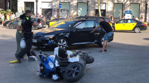 Un vehicle atropella una moto d'un agent de la Guàrdia Urbana a Barcelona l'11 d'agost.