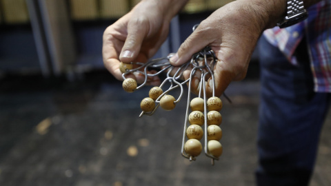 Detalle de algunas de las 85.000 bolas que entrarán en el bombo del sorteo extraordinario de Lotería de  Navidad. EFE/ Javier Lizon