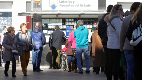 Cola de compradores en la administración de Loterías 'El Doblón de Oro', en la madrileña Puerta del Sol. EFE/ Álvaro Sánchez