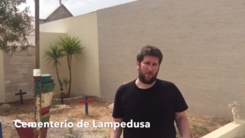 Miguel Urbán, en el cementerio de Lampedusa, donde ha exigido que las víctimas no sean tratadas como simples números.