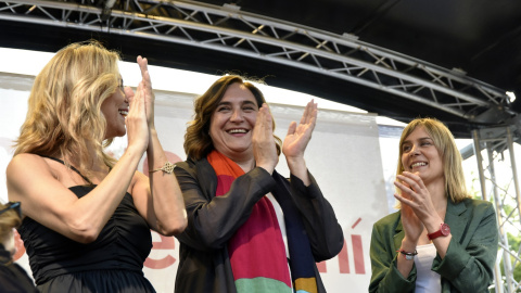 (I-D) La vicepresidenta segunda del Gobierno y líder de Sumar, Yolanda Díaz, la alcaldesa de Barcelona y candidata a la reelección por Barcelona Comú, Ada Colau, la líder de los comuns en el Parlament de Catalunya, Jéssica Albiach, durante 