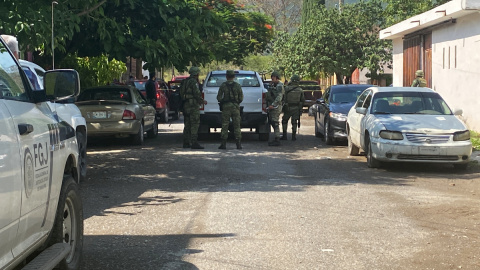 Miembros del Ejercito Mexicano y fiscalía del estado resguardan la zona donde fue asesinado el periodista Antonio de la Cruz, en ciudad Victoria en Tamaulipas.