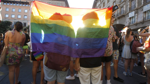 Dos personas se tapan con una bandera durante una manifestación por el Orgullo LGTBI, a 28 de junio de 2022, en Palma de Mallorca, Baleares (España).