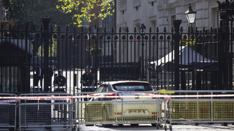 Coche choca contra la verja de Downing Street