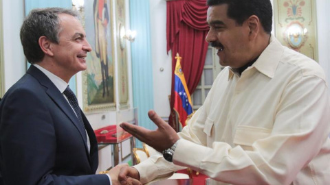 Fotografía cedida por prensa de Miraflores donde se observa al presidente de Venezuela, Nicolás Maduro, quien saluda al expresidente español, José Luis Rodríguez Zapatero. /EFE