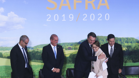 Bolsonaro-Ministra. Jair Bolsonaro abraza a su ministra de agricultura, Tereza Cristina, exlíder de la bancada ruralista, en la presentación del Plano Safra 2019/20, de créditos, subvenciones e incentivos. Antonio Cruz/ Agência Brasil. 18ju