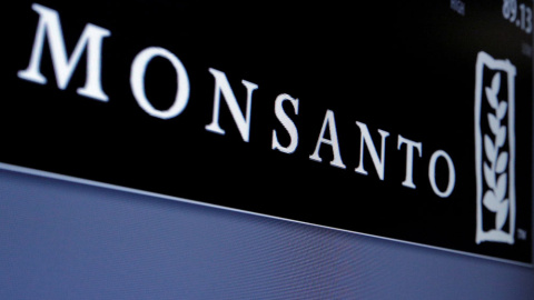 El logo de Monsanto, en una de las pantallas del New York Stock Exchange. REUTERS