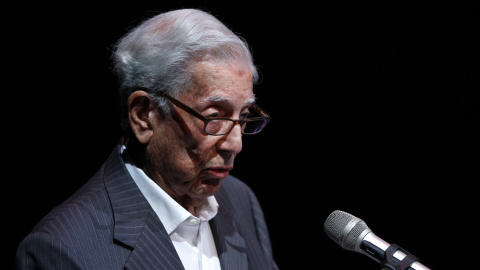 El escritor peruano Mario Vargas Llosa, Nobel de Literatura 2010, habla hoy durante la inauguración de la V Bienal que lleva su nombre, en la ciudad de Guadalajara, Jalisco (México).