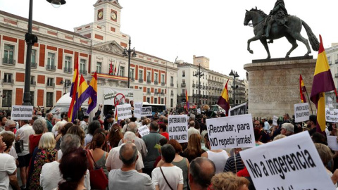 18/07/2019.- Concentración para exigir que Franco sea trasladado a un emplazamiento "que no pueda convertirse en lugar de exaltación" convocada por la campaña #NiValleNiAlmudena, en la madrileña Puerta del Sol. EFE/Kiko Huesca