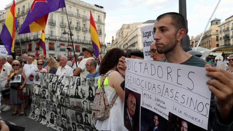 18/07/2019.- Concentración para exigir que Franco sea trasladado a un emplazamiento "que no pueda convertirse en lugar de exaltación" convocada por la campaña #NiValleNiAlmudena. EFE/Kiko Huesca