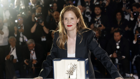 La directora francesa Justine Triet, ganadora de la Palma de Oro por la película 'Anatomie d'une Chute' ('Anatomía de una caída'), posa durante el photocall de los Galardonados en la Clausura Ceremonia del Festival de Cannes.