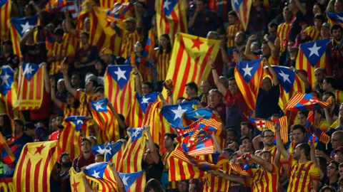 Estelades en las gradas del Camp Nou. / REUTERS