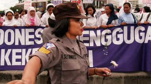 Una policía indonesia en una manifestación en Yakarta. - AFP