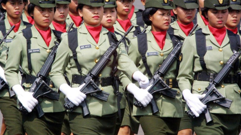 Militares indonesias marchan durante una ceremonia en junio de 2002. - AFP