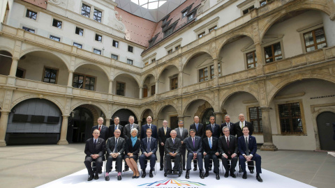 Foto de familia de los ministros de Finanzas y de los gobernadores de los bancos centrales de los países del G-7, junto con la directora del FMI, el presidente del BCE y el secretario general de la OCDE. REUTERS/Fabrizio Bensch