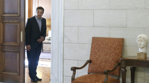 El primer ministro griego, Alexis Tsipras, en la puerta de su despacho, en Atenas. REUTERS/Alkis Konstantinidis