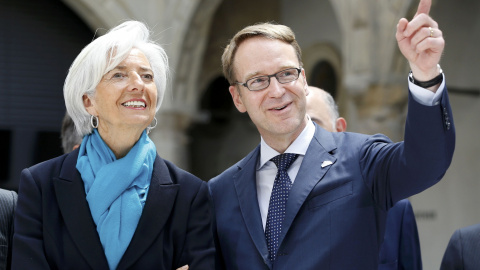 La directora gerente del FMI, Christine Lagarde, con el presidente del Bundesbank, Jens Weidmann, antes de posar para la foto de familia de la reunión de ministros de Finanzas y gobernadores de bancos centrales del G-7. REUTERS/Fabrizio Ben