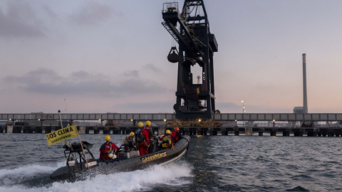 Los activistas de Greenpeace desembarcando en el muelle gaditano. / Greenpeace Andalucía