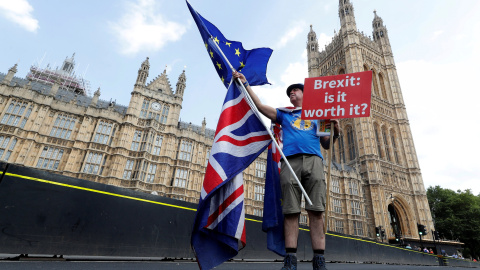 Un hombre con una pancarta contra el Brexit, en el puente de Westminster, en Londres, junto al Parlamento británico. REUTERS/Yves Herman