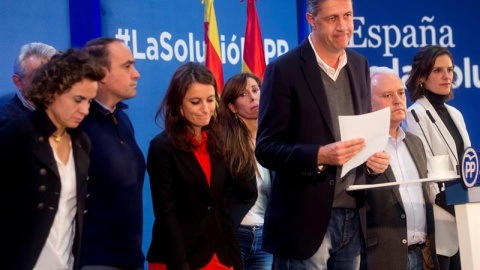 El cabeza de lista del PPC en las elecciones del 21D, Xavier García Albiol (3ºd), al final de su intervención para valorar los resultados electorales de su formación en las elecciones catalanas del 21D, junto a la ministra de Sanidad, Dolor