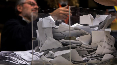 Los miembros de una mesa electoral participan en el recuento de votos en el colegio La Sedeta, tras la jornada de las elecciones catalanas del 21D. EFE/Quique García