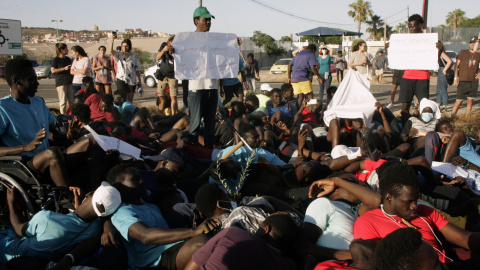 Concentración a las puertas del CETI de Melilla en protesta por la muerte de un grupo de personas en un salto a la valla en la frontera melillense, a 29 de junio de 2022.