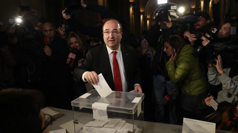 El líder del PSC Miquel Iceta, en el momento de votar en su colegio electoral de Barcelona, más de cinco millones y medio de catalanes están llamados a las urnas en esta jornada de elecciones autonómicas. EFE/Javier Etxezarreta