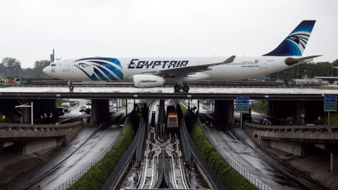 Un avión Airbus A330 de la aerolínea Egyptair aterriza en el aeropuerto Roissy-Charles de Gaulle cerca de París. - EFE