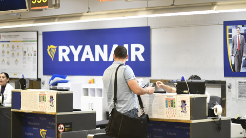 La OCU denuncia a Ryanair ante la AESA por "incumplir la normativa" con su nueva política de equipaje. EUROPA PRESS/ Oscar del Pozo