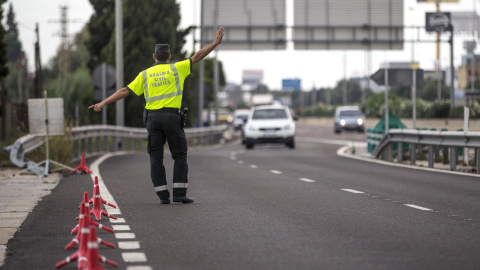 Un agente de la Guardia Civil de Tráfico da el alto a un conductor en un control, con motivo de la campaña puesta en marcha por la DGT sobre control de la tasa de alcohol y presencia de drogas en conductores | EFE