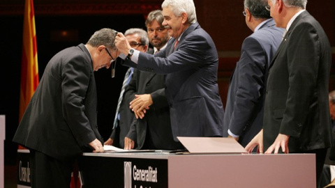 El historiador Josep Fontana recibió, en 2006, de manos del entonces presidente de la Generalitat Pasqual Maragall la Creu de Sant Jordi. E.P.