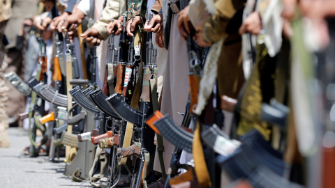 Tribesmen loyal to the Houthi hold their rifles during a gathering to show support to the movement in Sanaa, Yemen, May 19, 2016. REUTERS/Khaled Abdullah